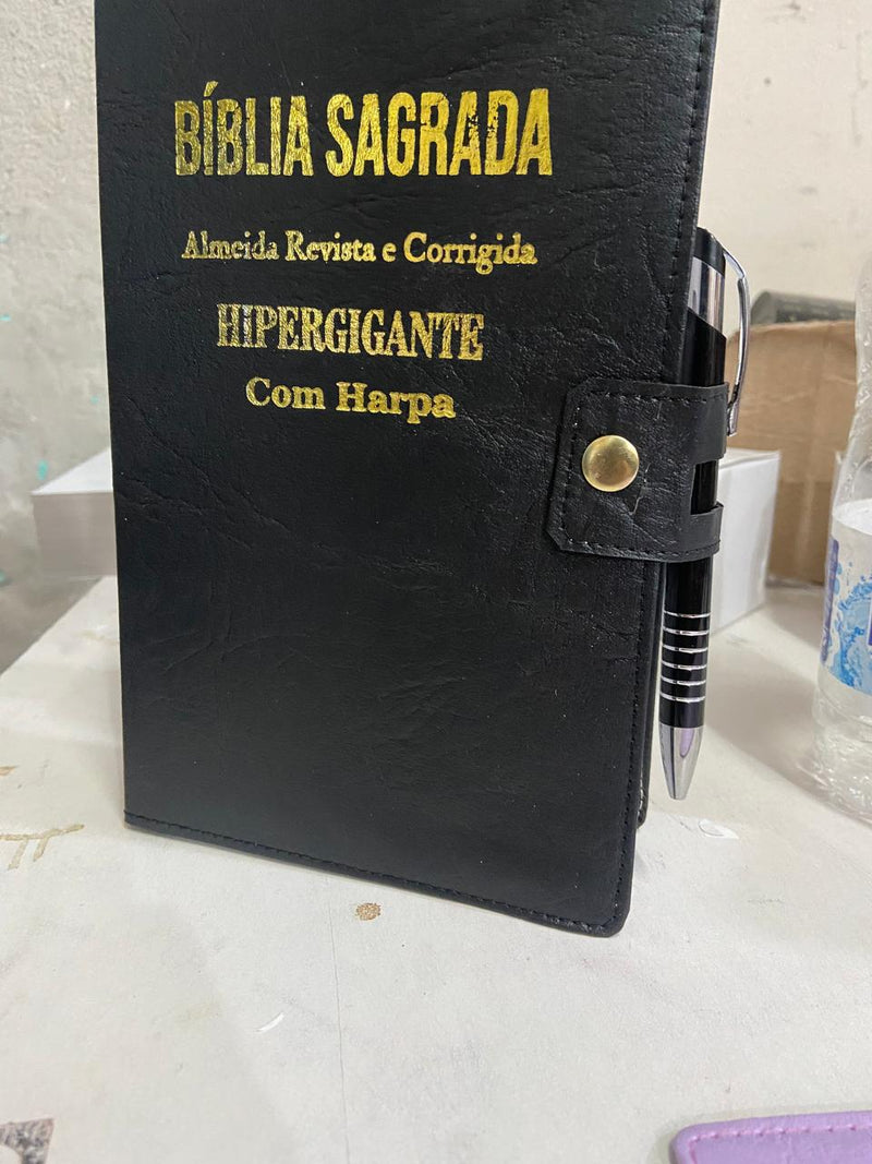 Bíblia Híper Gigante Preta – Harpa Cristã, Miolo Leão Caneta