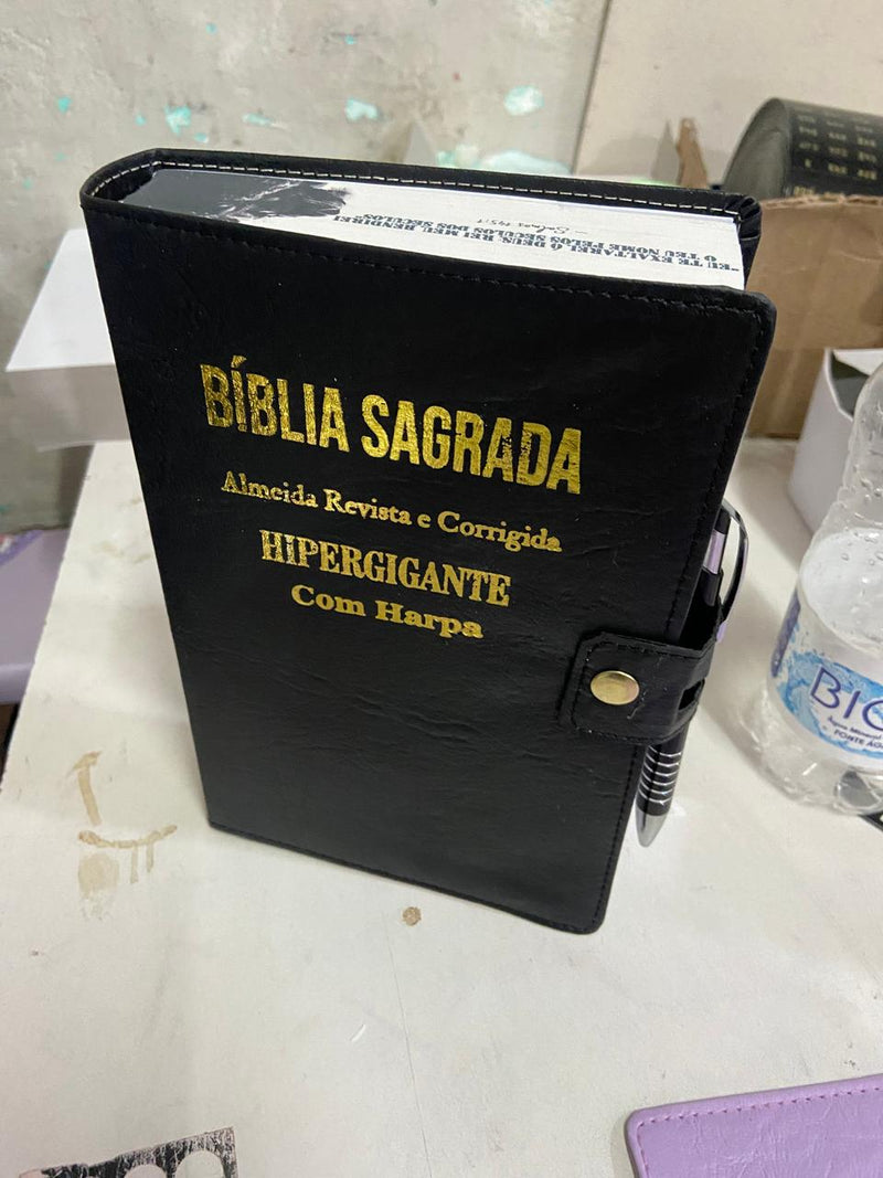 Bíblia Híper Gigante Preta – Harpa Cristã, Miolo Leão Caneta